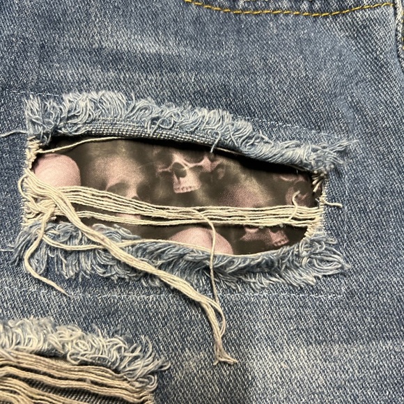 🖤NWOT- SUPER CUTE DISTRESSED DENIUM  SHORTS WITH SKULLS SZ M🖤 - Picture 1 of 8